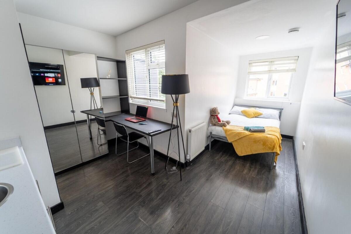 Stay Sa Cosy Equipped Studios Available 10 Mins From The City! Free Wifi &50" Smart Tv'S! Birmingham Phòng bức ảnh